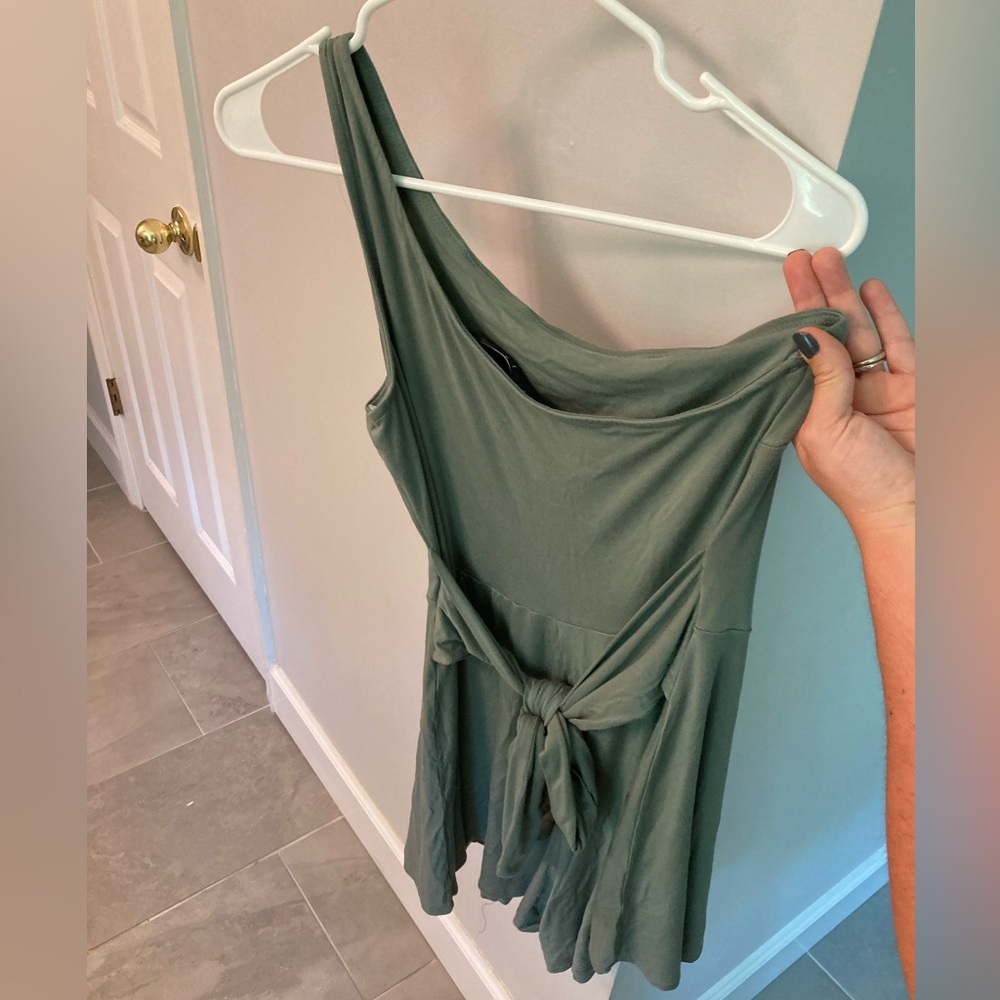Lulu’s Sunny Soiree Dark Sage Green One-Shoulder Tie-Front Romper sz M - Picture 4 of 6